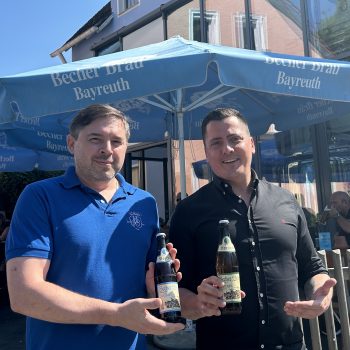 Mario Lasheras Meierlohr und Johnny Hacker, Chef der Becher-Bräu Bayreuth. Bild: Bierland